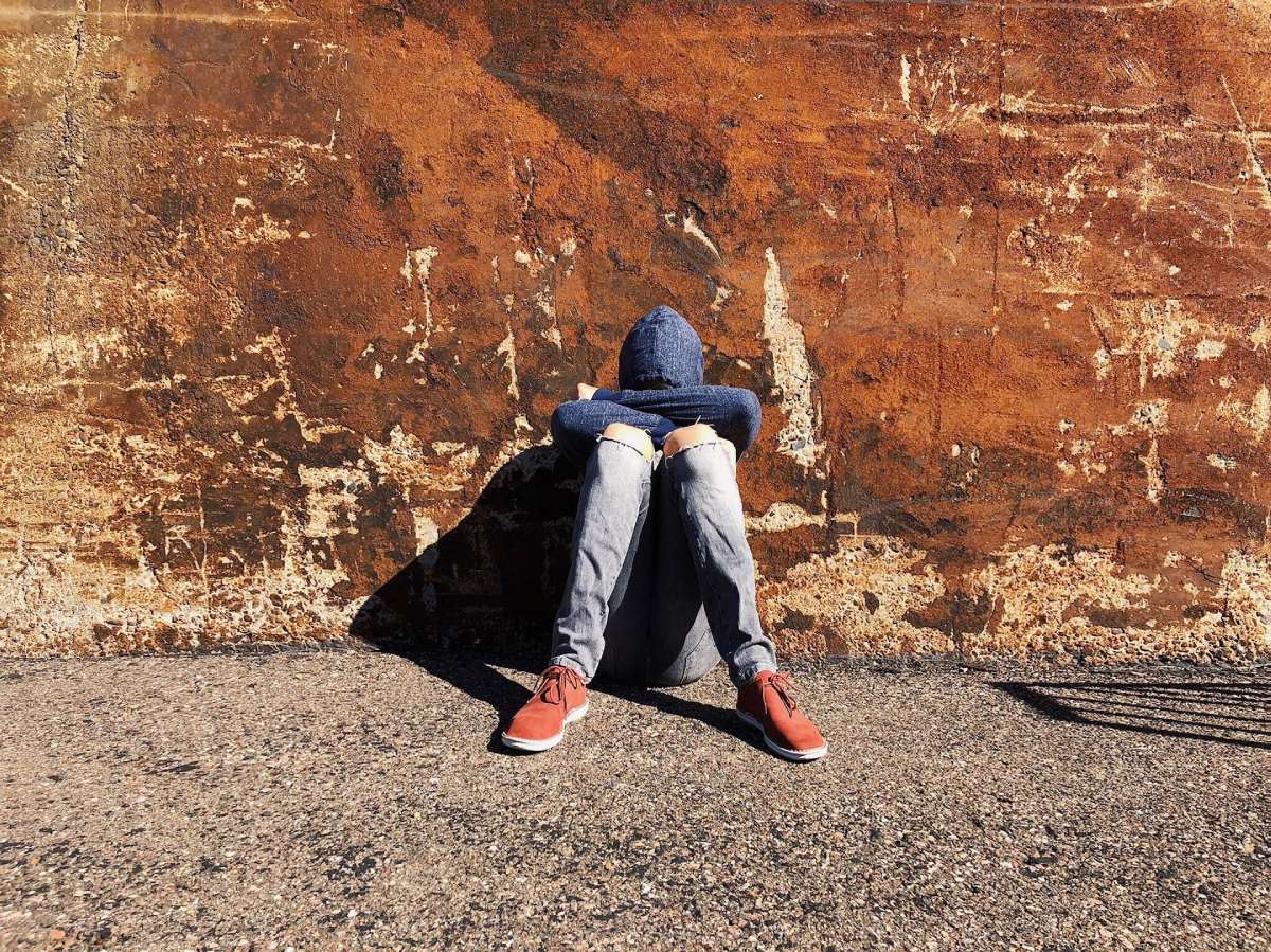 adolescente sentado en el suelo