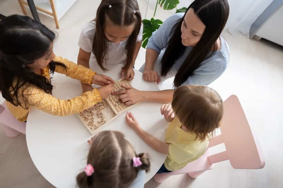 vista cenital niños reunidos grupo jugando