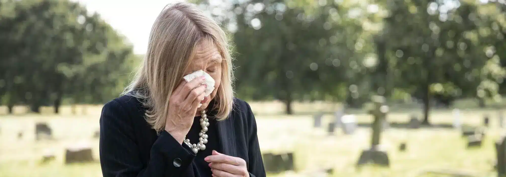 anciana visitando la tumba de un querido anciana visitando la tumba de un querido