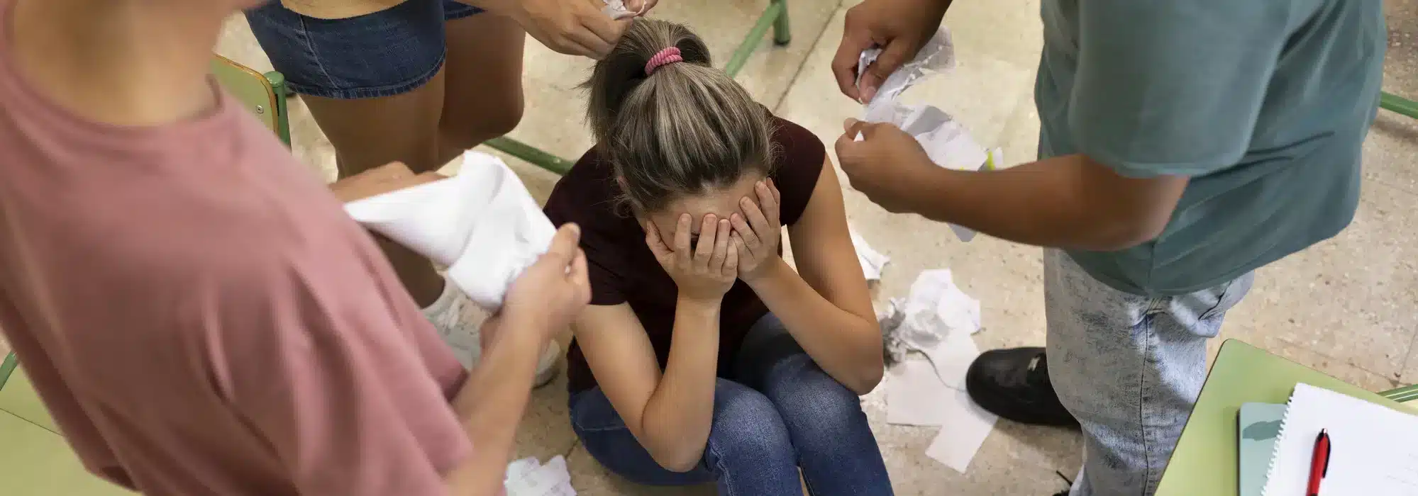 escuela de adolescente triste de alto angulo