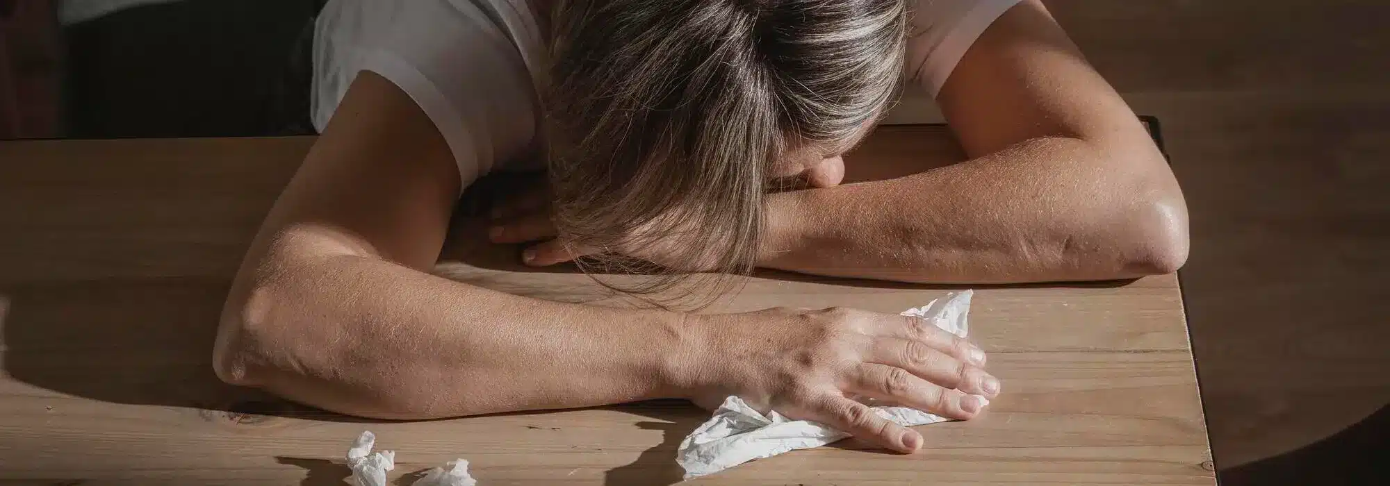 mujer adulta estresada fuera de casa
