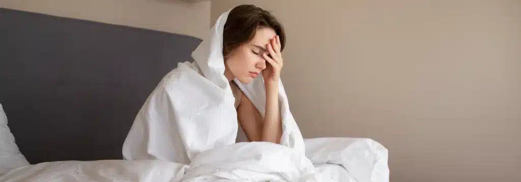 mujer lidiando con ansiedad hogar