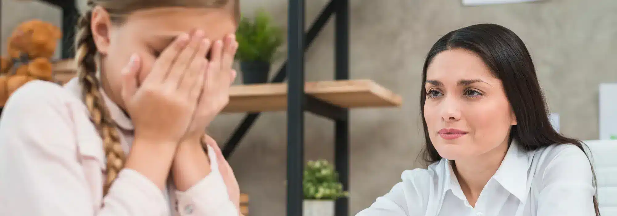psicologa apoyando problema conducta de chica triste paciente