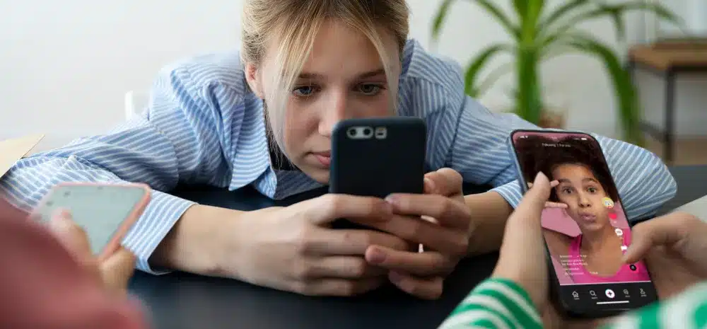 adiccion a las redes sociales de chicas adolescentes min