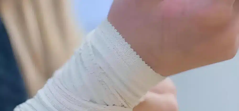 chica adolescente con vendaje brazo min
