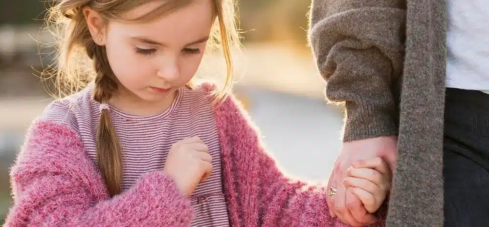 hija madre tomadas de la mano min