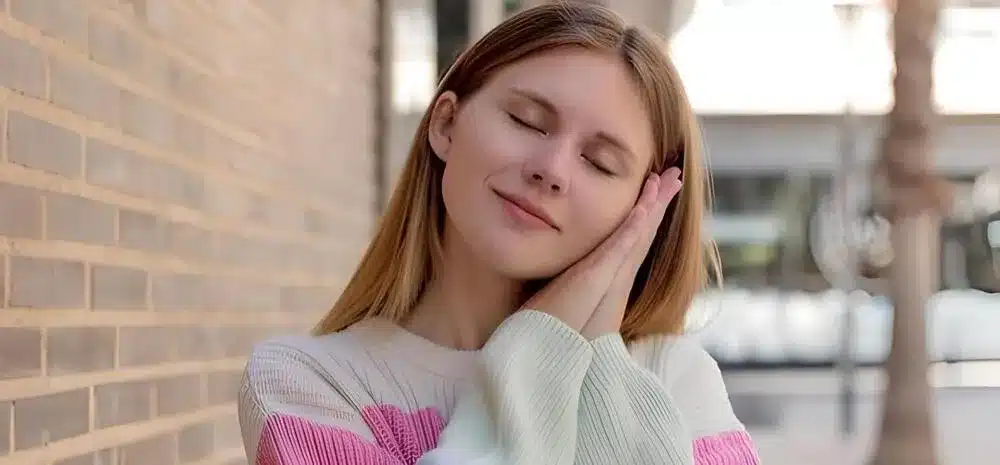 joven temprano haciendo gesto dormida min