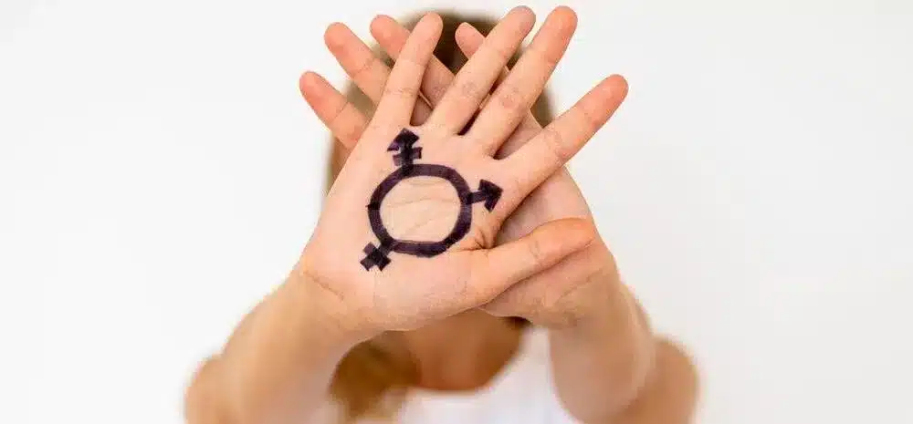 mano con signo transgenero min