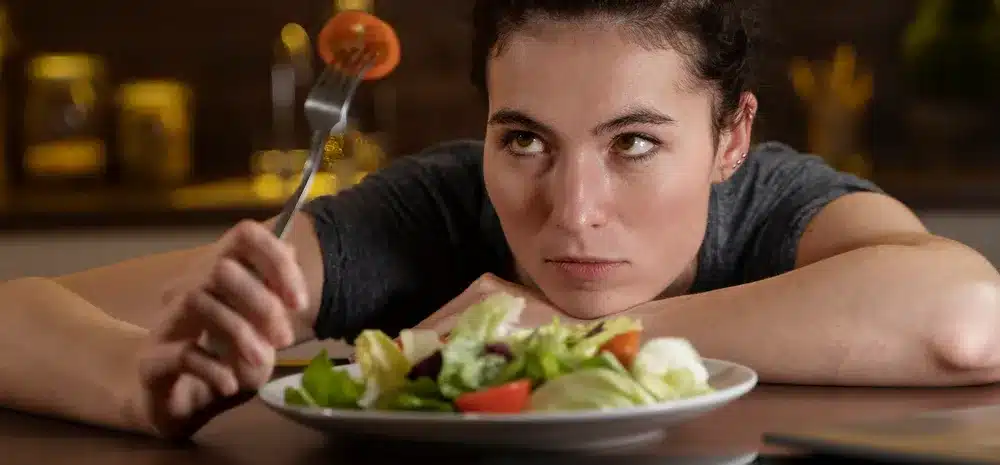 mujer intentando comer saludable en hogar
