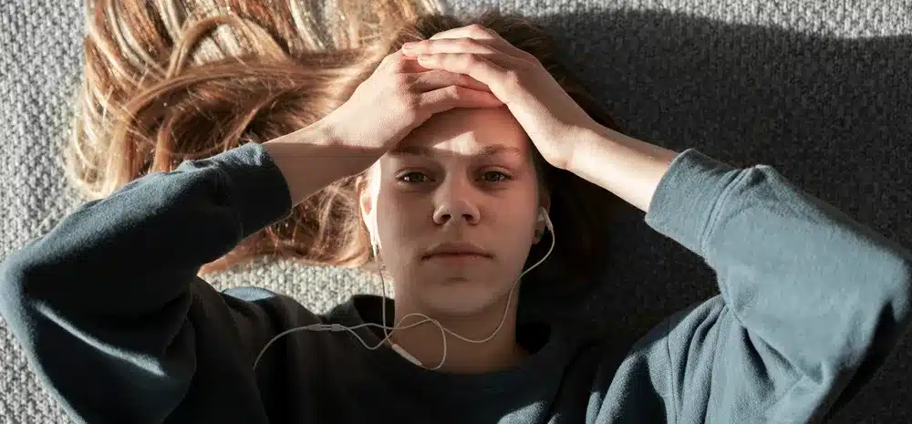 mujer joven triste en hogar min