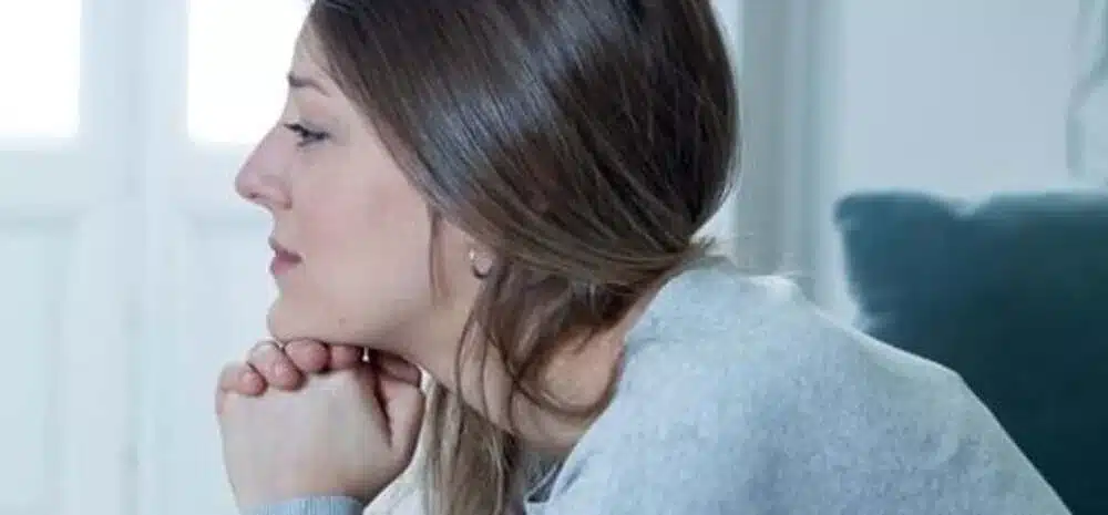 mujer mirando a la nada pensando min