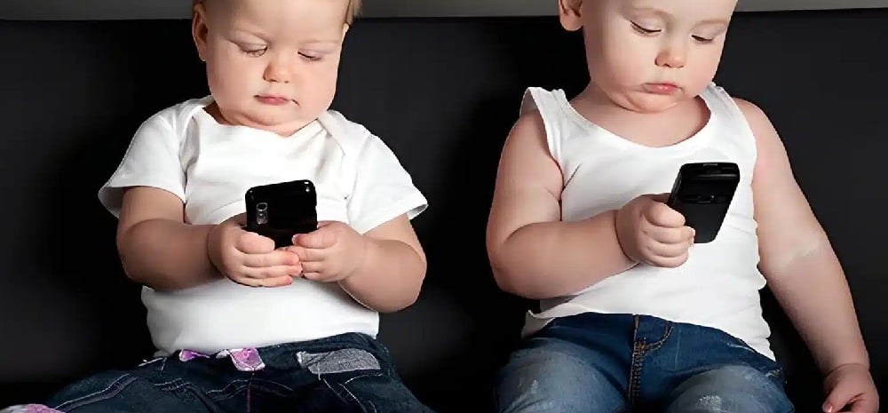 ninos pequenos con moviles