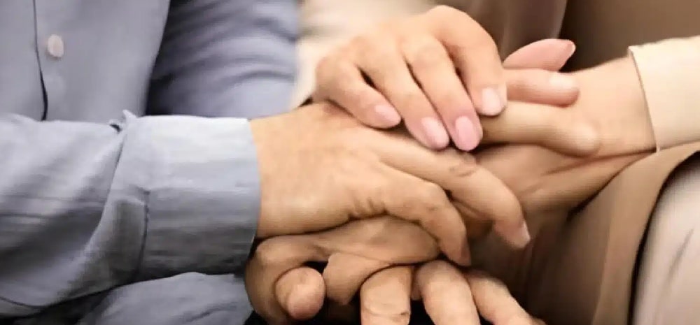 personas dandose la mano