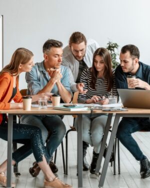 equipo reunido en una mesa