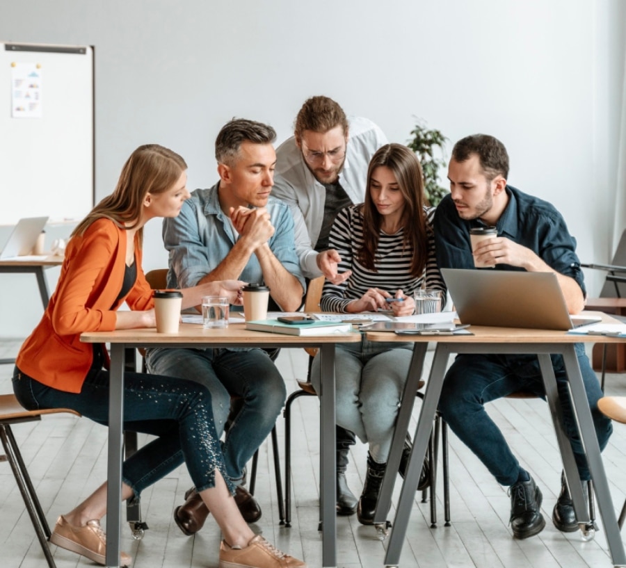 equipo reunido en una mesa
