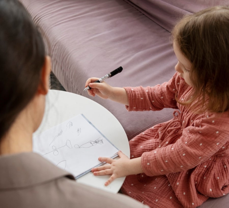 nina pintando en un cuaderno