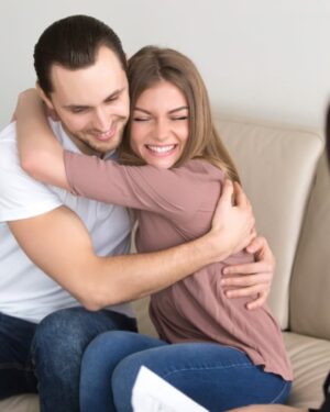 pareja abrazandose en un sofa