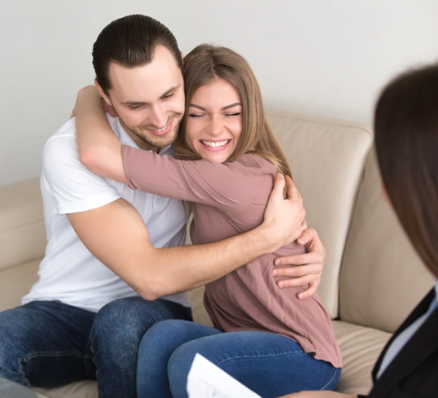 pareja abrazandose en un sofa