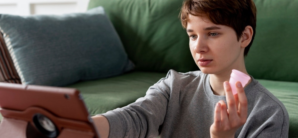 adolescente en sesion online con psicologo