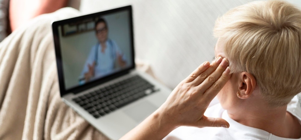 mujer con ansiedad hablando online con psicologa