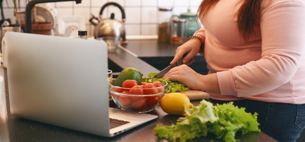 mujer con tca preparando ensalada