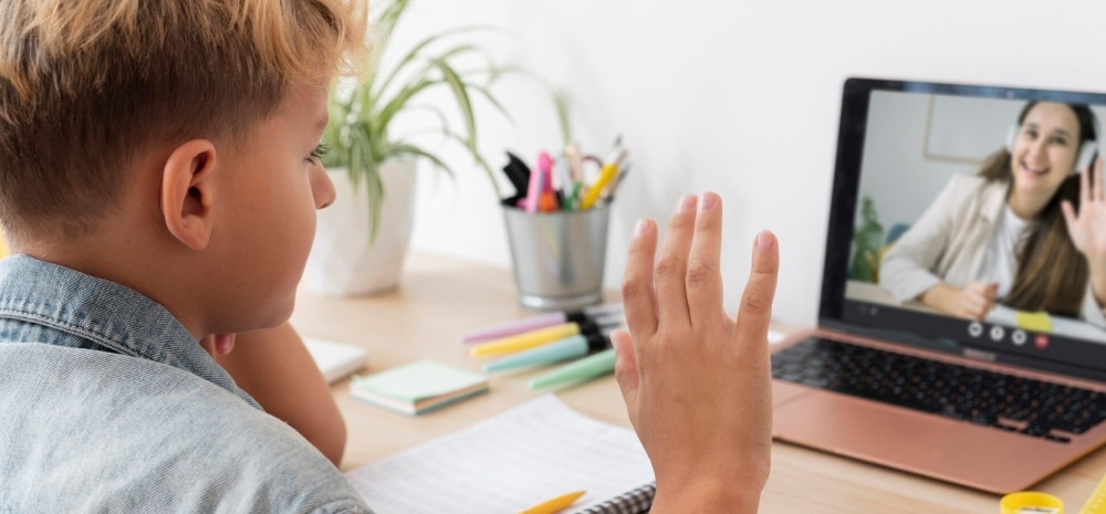 nino hablando con psicologa por ordenador
