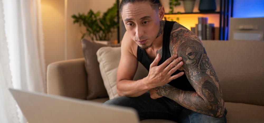 paciente hablando online de sus adicciones