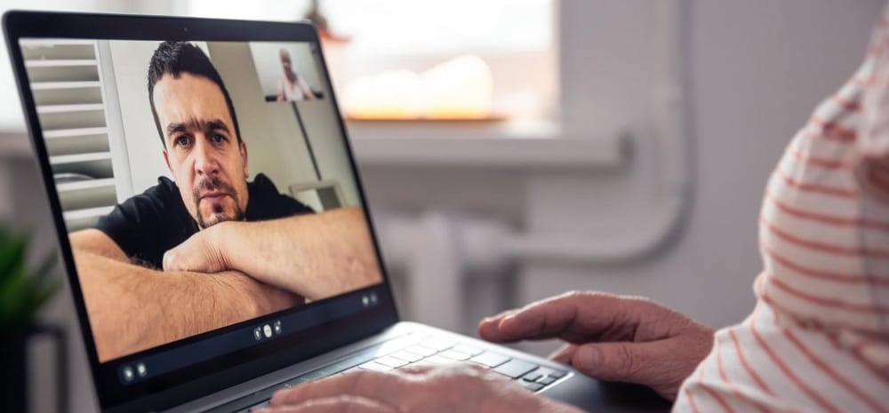 psicologo en pantalla escuchando a paciente